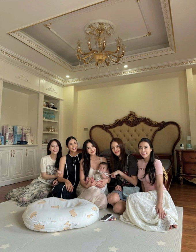 Các người đẹp còn ghé thăm bé Panda tại lâu đài của gia đình.