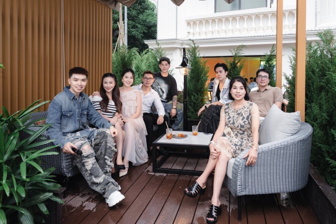 Mai Ngọc giữ kết nối với bạn bè ở thành phố, thường xuyên mời họ về Bắc Ninh chơi, đón tiếp tại nhà hàng và quán cafe của gia đình. Trong ảnh, mẹ và bạn bè thân thiết hội ngộ tại trung tâm tiệc cưới của nhà chồng nữ MC cuối tuần qua.