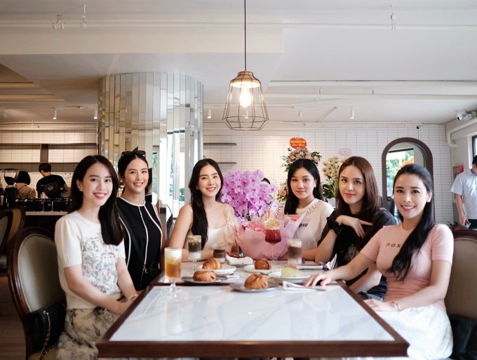 Trước đó, cô đón tiếp dàn người đẹp gồm MC Mai Phương, hoa hậu Ngọc Hân, á hậu Hoàng Anh... tại quán cafe của gia đình chồng.