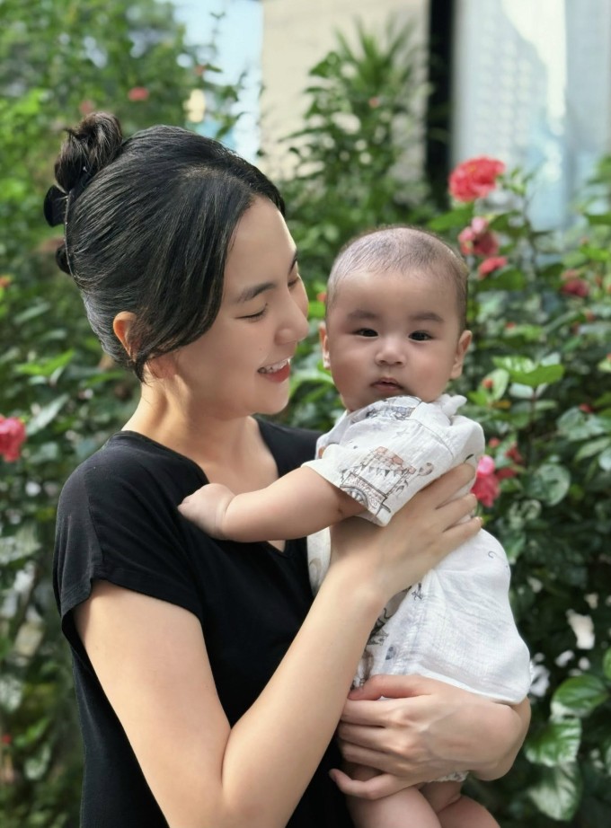 Từ khi chuyển về Bắc Ninh sống, Mai Ngọc giữ thói quen đưa con trai Panda dạo quanh khuôn viên lâu đài mỗi ngày. Cậu nhóc hiện hơn 5 tháng tuổi, đã bước vào giai đoạn ăn dặm và được nhận xét là bản sao của bố về ngoại hình.