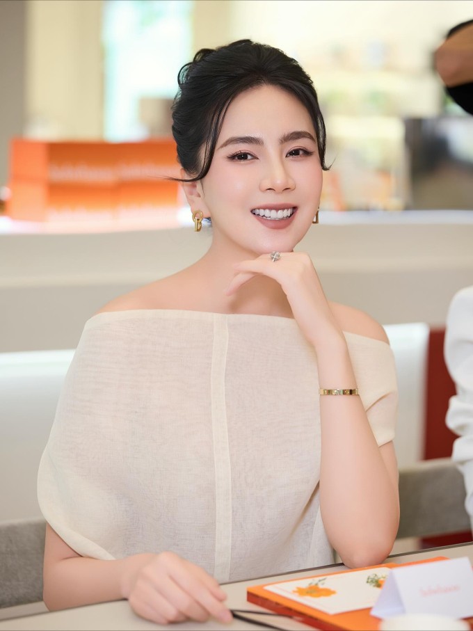 Mai Ngọc sinh năm 1990, là một trong những hot girl đời đầu của Hà thành. Trước khi trở thành MC truyền hình và có biệt danh "cô gái thời tiết", cô làm người mẫu cho nhiều tờ báo tuổi teen, tham gia một số cuộc thi nhan sắc. Sau khi tốt nghiệp Học viện Báo chí Tuyên truyền, người đẹp về công tác tại Đài truyền hình Việt Nam. Có gương mặt xinh xắn cùng body đẹp nên Mai Ngọc còn được mệnh danh là "MC xinh đẹp nhất VTV". Tháng 4/2023, cô công bố kết thúc cuộc tình 17 năm với doanh nhân Lê Hoài Nam và không có con cái, tài sản chung. Nửa năm sau đó, MC đăng ký kết hôn và làm đám cưới với doanh nhân Đặng Quốc Thắng, kém cô hai tuổi. Từ khi kết hôn, cô giữ nguyên tắc giấu kín diện mạo anh mỗi lần đăng ảnh hai vợ chồng.