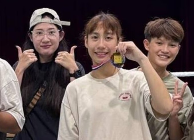 Sinh viên Đại học Kỹ thuật Quốc gia Đài Bắc Pan Yan-fei (giữa) bỏ cuộc sau 94 giây.