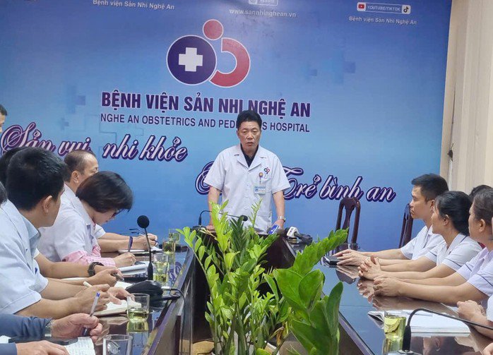Ông Tăng Xuân Hải, Giám đốc Bệnh viện Sản nhi Nghệ An thông tin vụ việc. Ảnh: Đức Ngọc