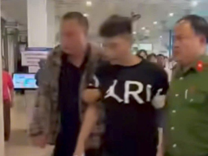 Đối tượng Vỹ bị lực lượng chức năng khống chế, bắt giữ