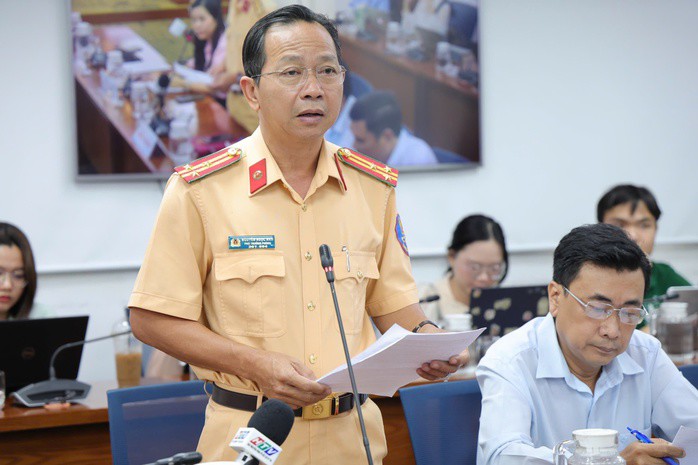 Thượng tá Nguyễn Ngọc Nam, Phó Trưởng Phòng CSGT TP HCM, nhìn nhận việc xe mô tô, xe máy leo vỉa hè là hành vi phản cảm. Ảnh: NGUYỄN PHAN