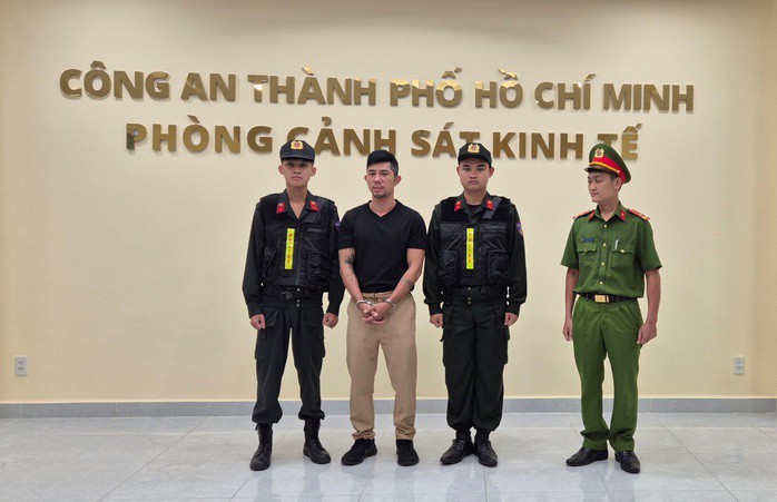 Công an TP HCM bắt ca sĩ Lương Bằng Quang - 1