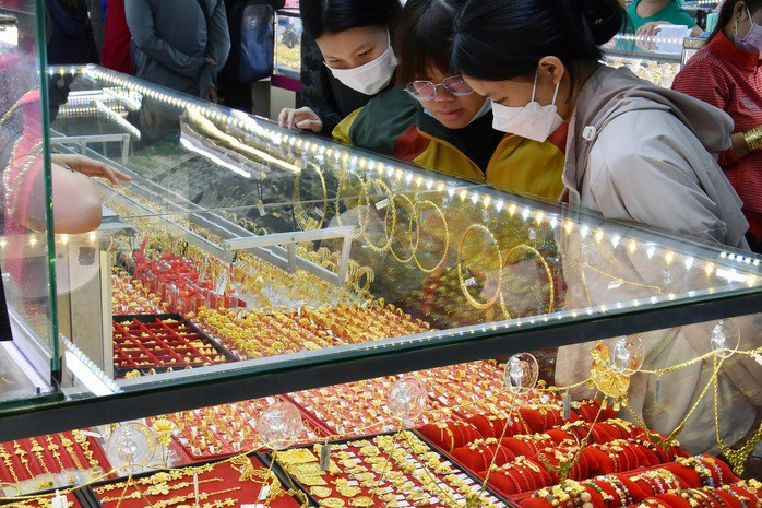 Giá vàng tăng trở lại vào cuối ngày. Ảnh: Tấn Thạnh
