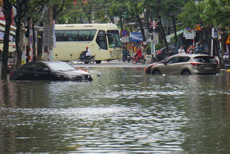 Hãy tuyệt đối không cố gắng khởi động lại ô tô khi đã có dấu hiệu vào nước.