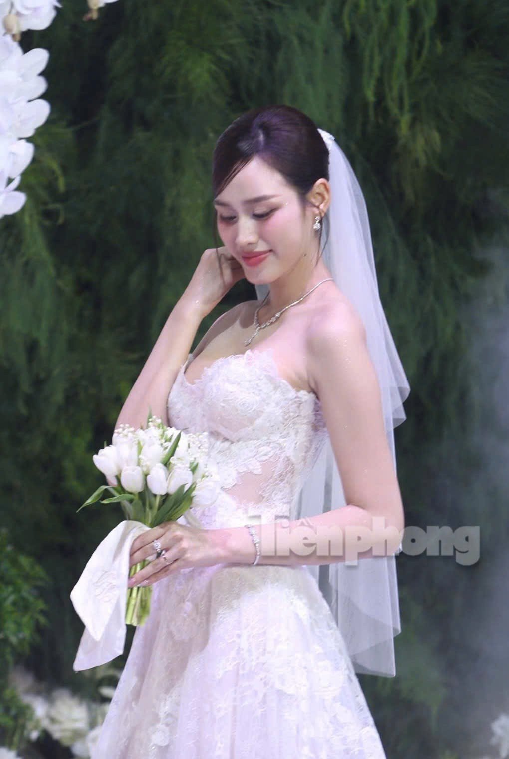 Đỗ Thị Hà thay 3 bộ váy cúp ngực ở lễ cưới - 37