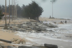 Sóng lớn uy hiếp kè biển miền Trung