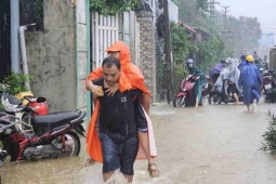 Tin tức trong ngày - Bão số 12 suy yếu thành áp thấp nhiệt đới, miền Trung bắt đầu mưa lớn