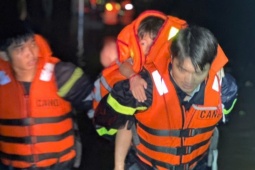 Tin tức trong ngày - TP.HCM: Cảnh sát cùng chính quyền giải cứu hơn 300 người kẹt trong vùng ngập sâu