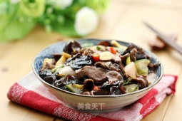 10 phút có ngay món tim heo xào cay thơm nức mũi, cực hợp ngày se lạnh