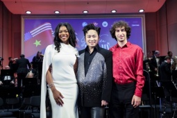 Giải trí - Tùng Dương xuất thần khi song ca tác phẩm kinh điển với ca sĩ thần tượng Mỹ 17 tuổi