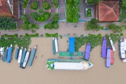 Đường phố, công viên ở Cần Thơ chìm dưới nước trong đỉnh lũ