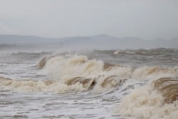Biển Đông lại đón áp thấp nhiệt đới, các tỉnh miền Trung chuẩn bị ứng phó