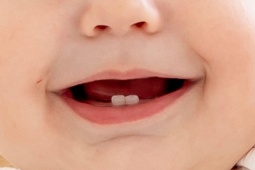 Dùng kem đánh răng nào khi tập chải răng cho trẻ