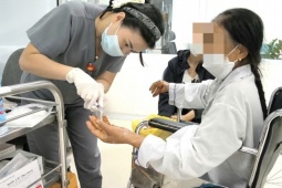 Bị chó nhà 30kg tấn công, người phụ nữ nát hai bàn tay