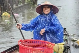 Chống chọi với nước lũ dâng cao ở Huế