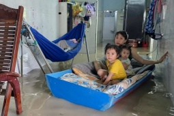 Tin tức trong ngày - Người TP HCM sống trong ngập sâu sau 15 giờ lũ ập tới