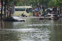 Những cách bảo vệ ô tô ngày mưa lũ