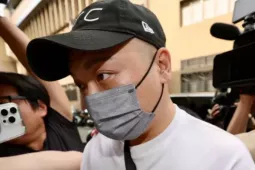 Tình cảnh nam nghệ sĩ bị bắt
