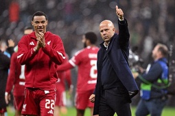 Liverpool thắng trở lại, HLV Slot báo tin không vui về Isak