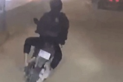Tin tức trong ngày - [Clip] Xe máy 'đánh võng' tạt ngang đầu ô tô gây bức xúc