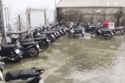 Tin tức trong ngày - Clip: Hành động của một thôn ở Đà Nẵng "cứu" được cả trăm triệu đồng trong bão số 12