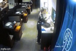 Nước tràn xối xả trong nhà hàng vì vỡ bể cá khổng lồ