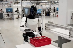 Elon Musk "tất tay" vào robot Optimus, hứa hẹn "điều vĩ đại" sắp xảy ra