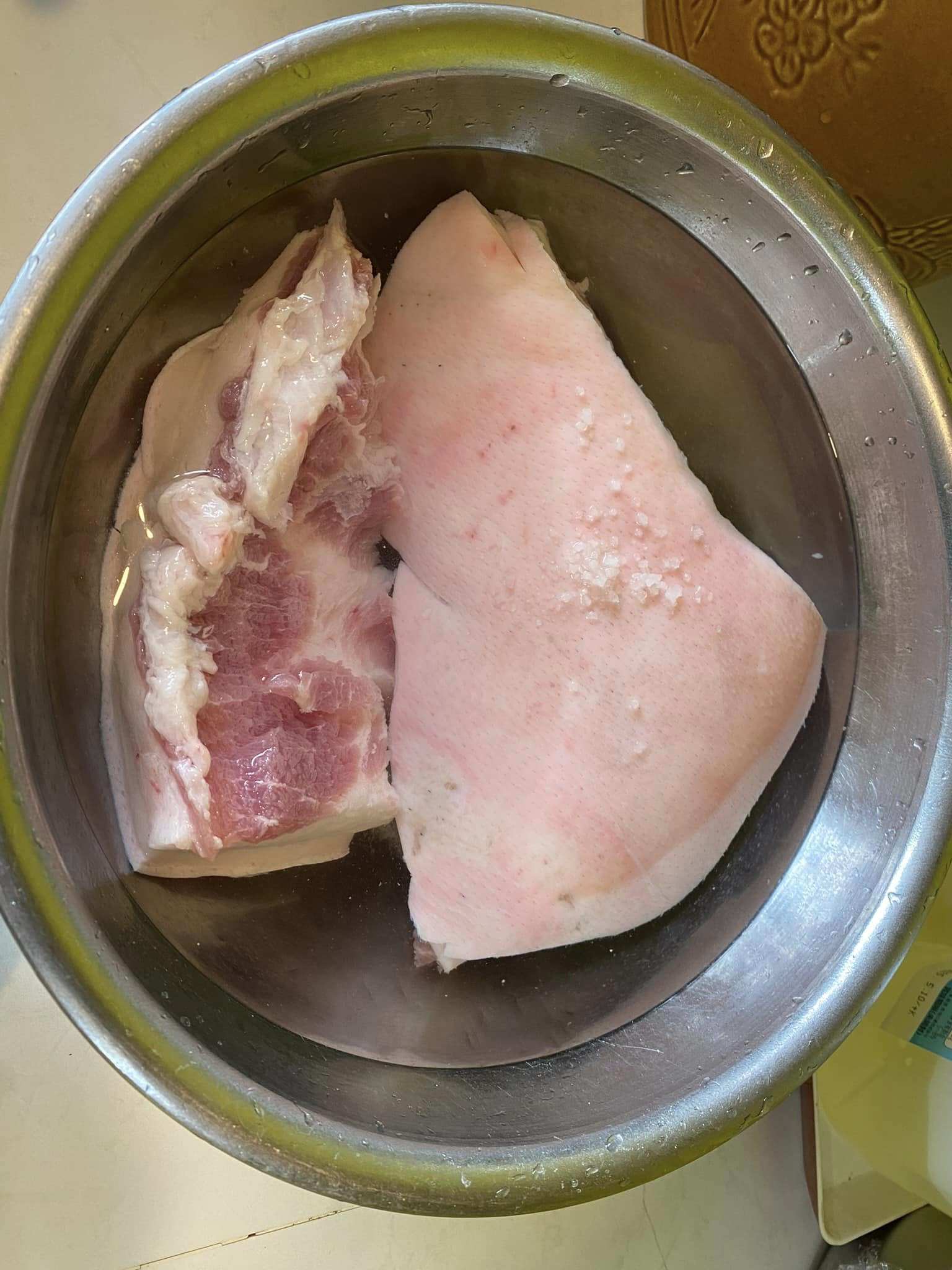 Ngâm muối loãng với thịt cho sạch.