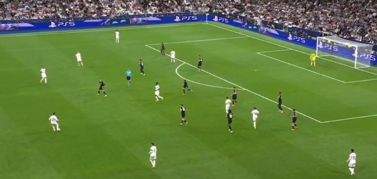 Triển khai bóng quá chậm, Real Madrid thường xuyên phải dồn toàn bộ quân số sang phần sân đối phương
