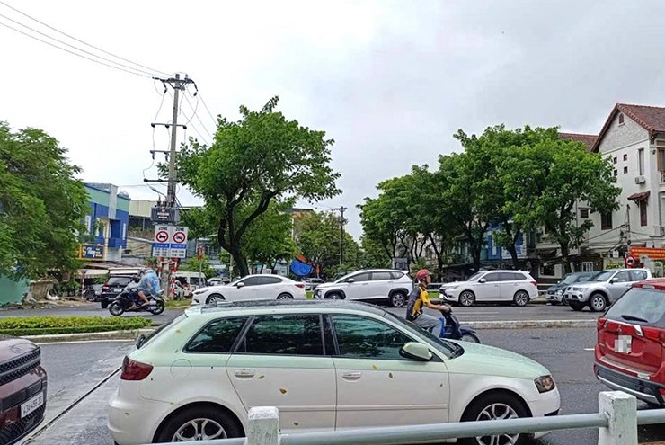 Hãy di chuyển xe đến những nơi cao ráo, đặc biệt có lịch sử an toàn trước các đợt mưa lũ.