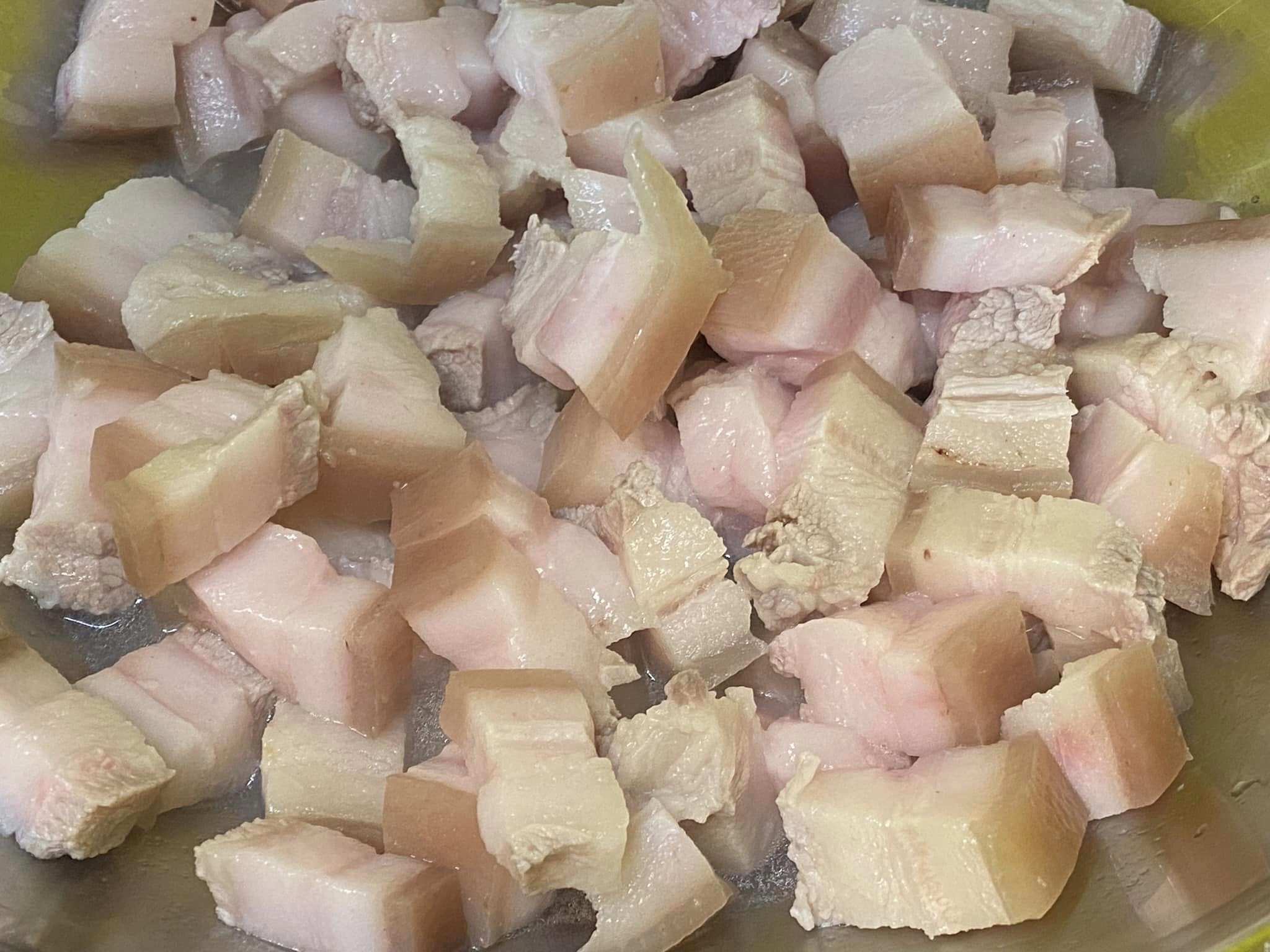 Thái thịt hình con chì. Cho thịt vào nồi chiên không dầu cùng vài hạt muối, xóc đều và bật 200℃ chiên đến khi&nbsp;tóp mỡ vàng. Trong khi chiên sẽ chắt dần phần mỡ tiết ra.&nbsp;
