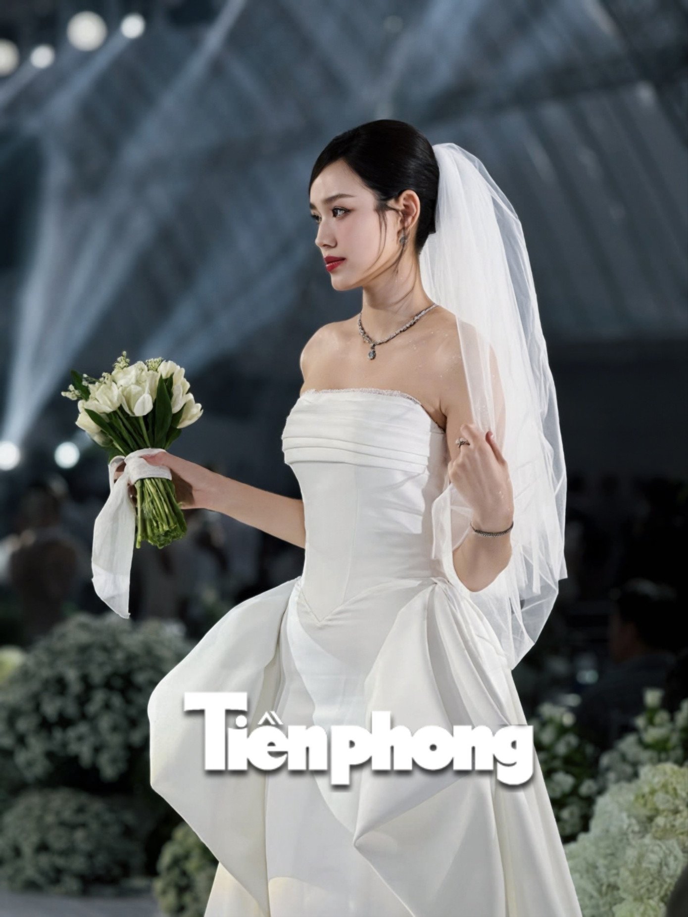 Đỗ Thị Hà thay 3 bộ váy cúp ngực ở lễ cưới - 11