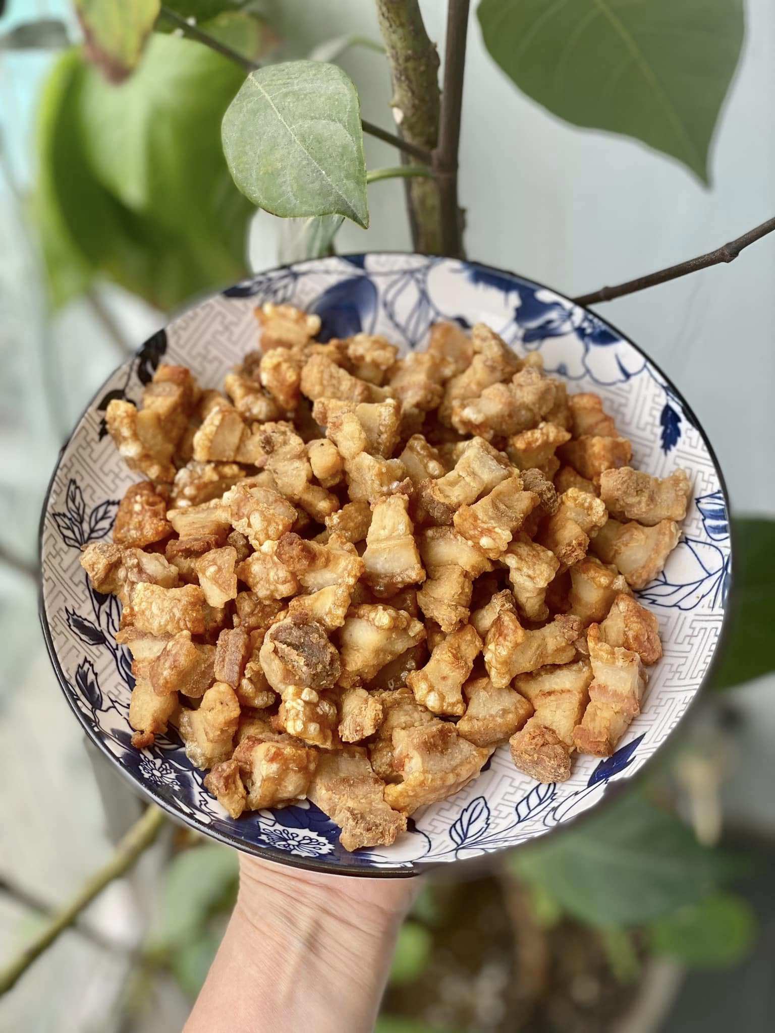 Tóp mỡ sau khi chiên giòn tan.