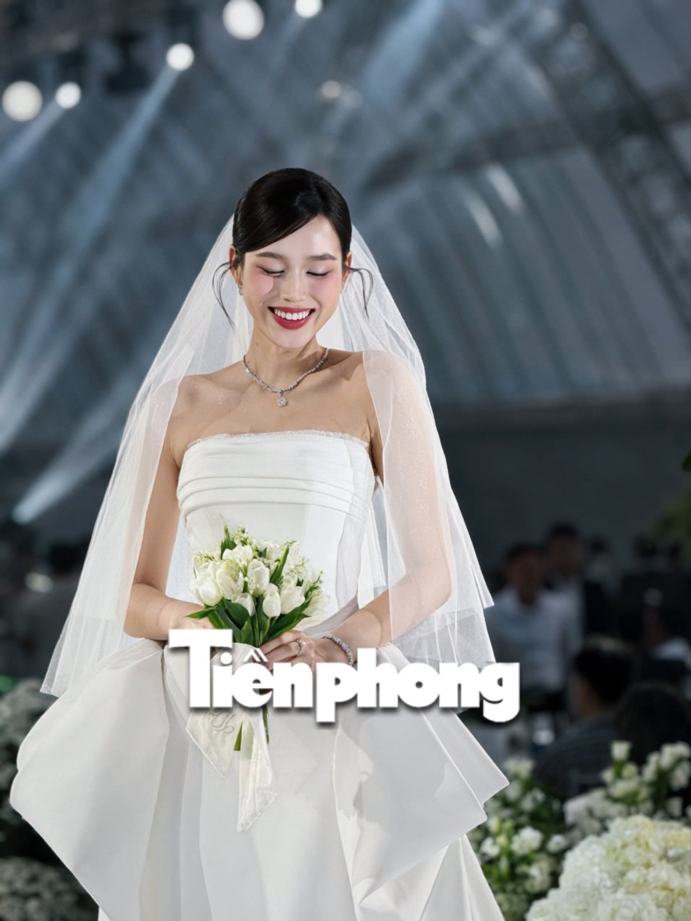 Đỗ Thị Hà thay 3 bộ váy cúp ngực ở lễ cưới - 12
