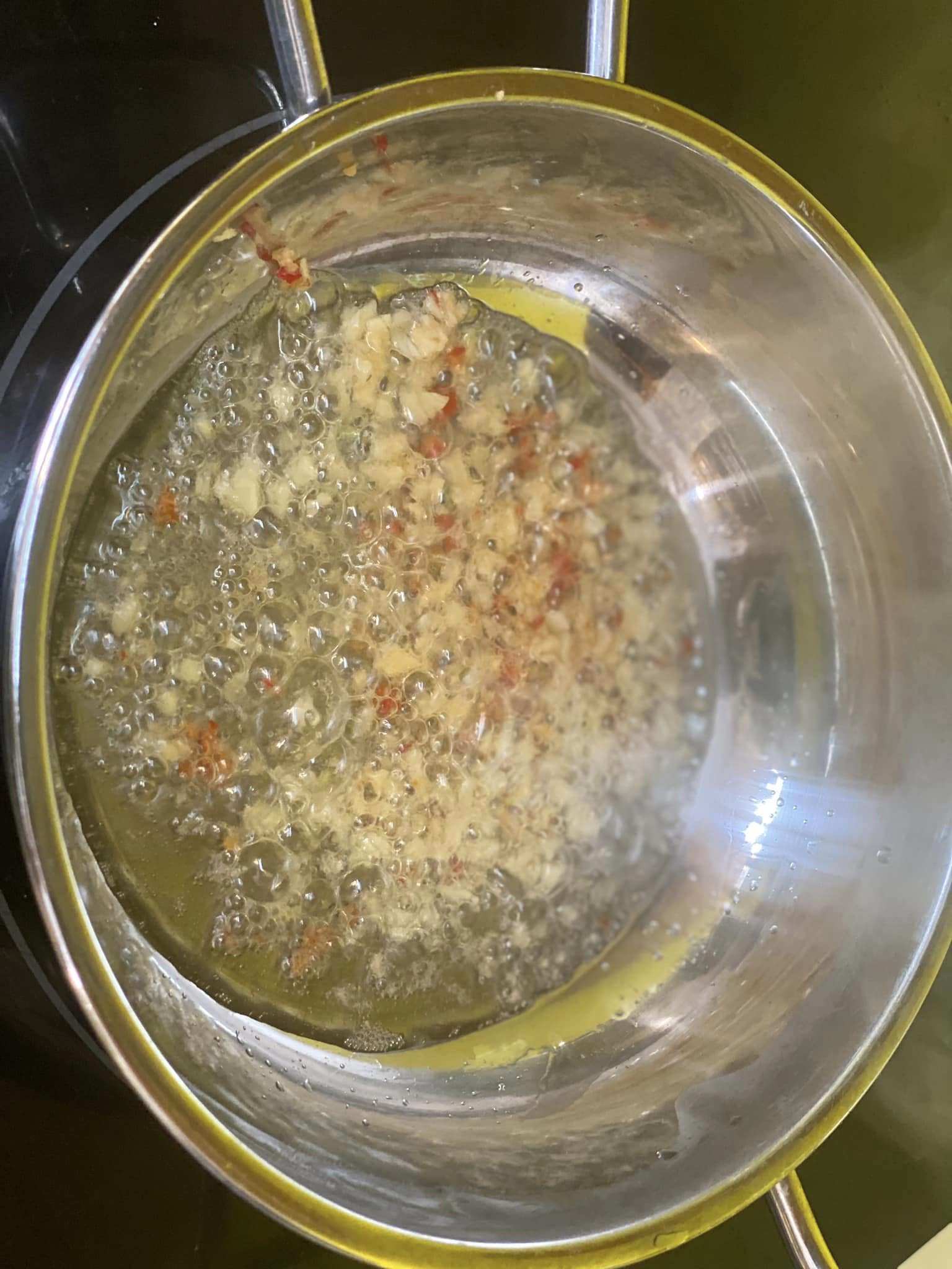 Phi thơm tỏi, ớt băm nhỏ.