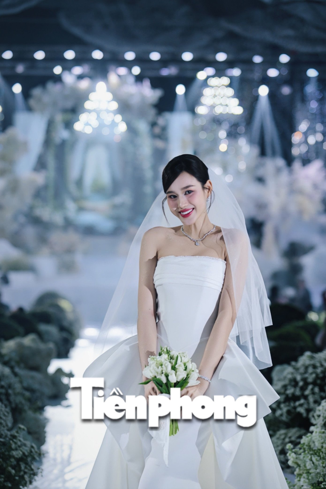 Đỗ Thị Hà thay 3 bộ váy cúp ngực ở lễ cưới - 13