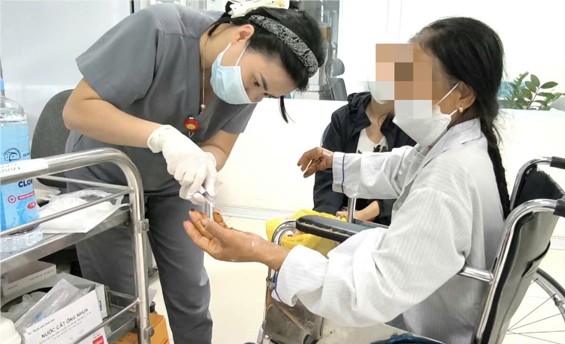 Bệnh nhân được nhân viên y tế lau rửa vết thương. 