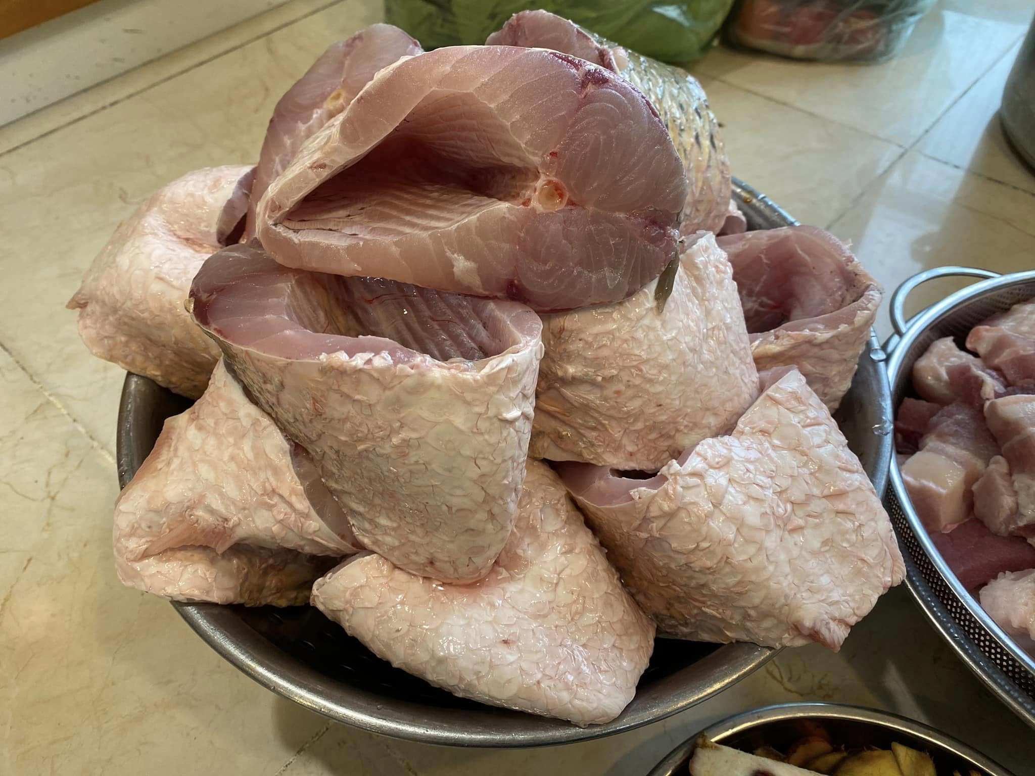 Cá rửa sạch màng đen, và tiết thừa để khi kho không tanh.