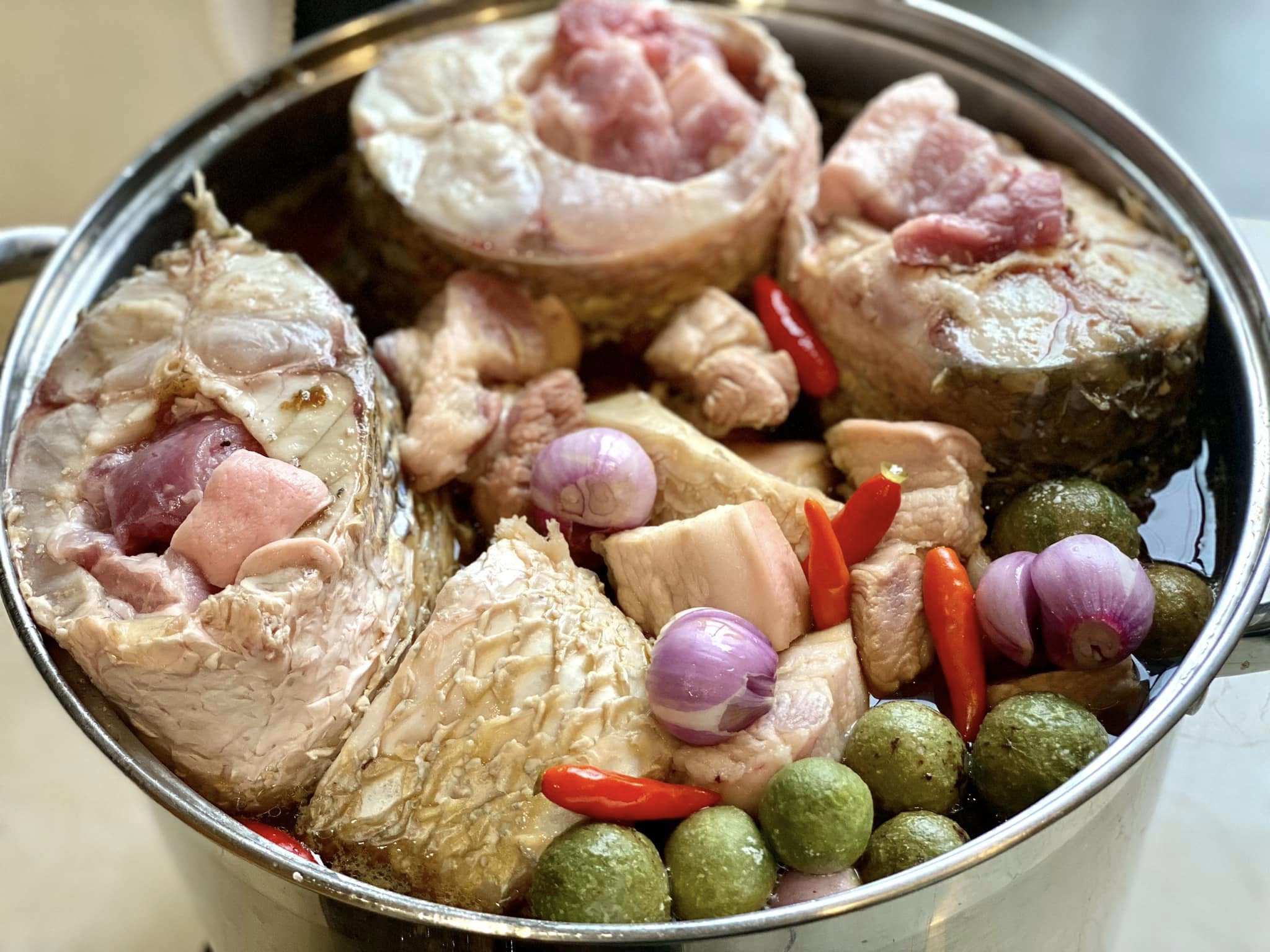 Đun sôi nước (lượng nước bằng khoảng 2/3 nồi) cùng mật mía, nước hàng, muối, mắm rồi mới cho vào nồi cá. Mở vung ra trong suốt quá trình đun, hạ nhỏ lửa. Kho cá 2 lửa là ngon nhất, vì vậy sau khi kho khoảng 1/2 thời gian thì tắt bếp, nghỉ khoảng 2-3 tiếng rồi chêm nước nóng đã đun gia vị ở trên và đun tiếp.