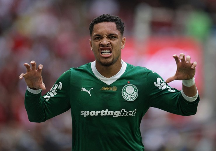 Vitor Roque hồi sinh ngoạn mục tại quê nhà Brazil