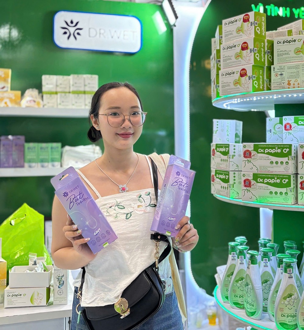 Phụ nữ Việt ngày càng chủ động hơn trong việc chăm sóc sức khỏe vùng kín – một phần quan trọng của sự tự tin và hạnh phúc.