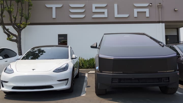 Elon Musk “đau đầu”: Doanh thu Tesla tăng, nhưng tiền đi đâu? - 1