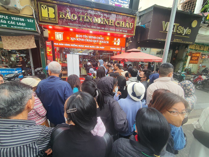 Hôm nay, Bảo Tín Minh Châu bán ra cho mỗi người tối đa 2 chỉ vàng nhẫn, không có vàng miếng.