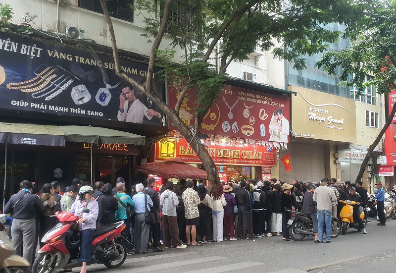 Người dân xếp hàng mua vàng sáng ngày 23/10/2025 tại phố Trần Nhân Tông (Hà Nội).