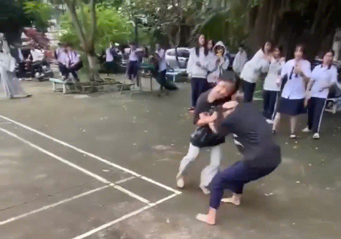 Học sinh đánh nhau. (Ảnh: NLĐ)