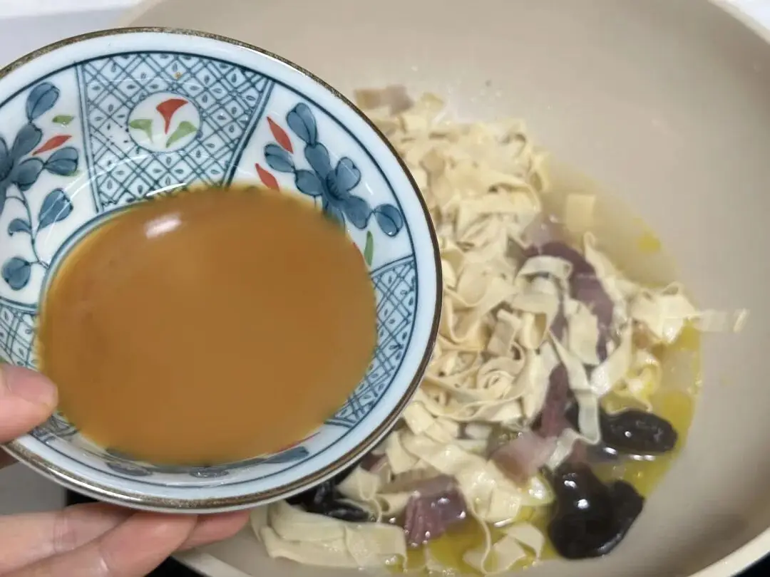 Pha nước sốt: Hòa 1 thìa bột năng với ít nước, thêm 1 thìa nước tương, 1 thìa dầu hào và chút muối, khuấy đều.